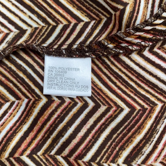 Tahari sleeveless geometric print  top - Picture 5 of 7